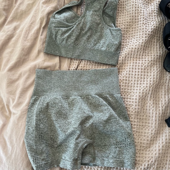 Cute workout set - Picture 2 of 4